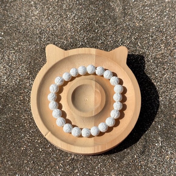 B69. 8mm Natural Shell Carved Lotus Flower Beads Bracelet - Picture 5 of 8